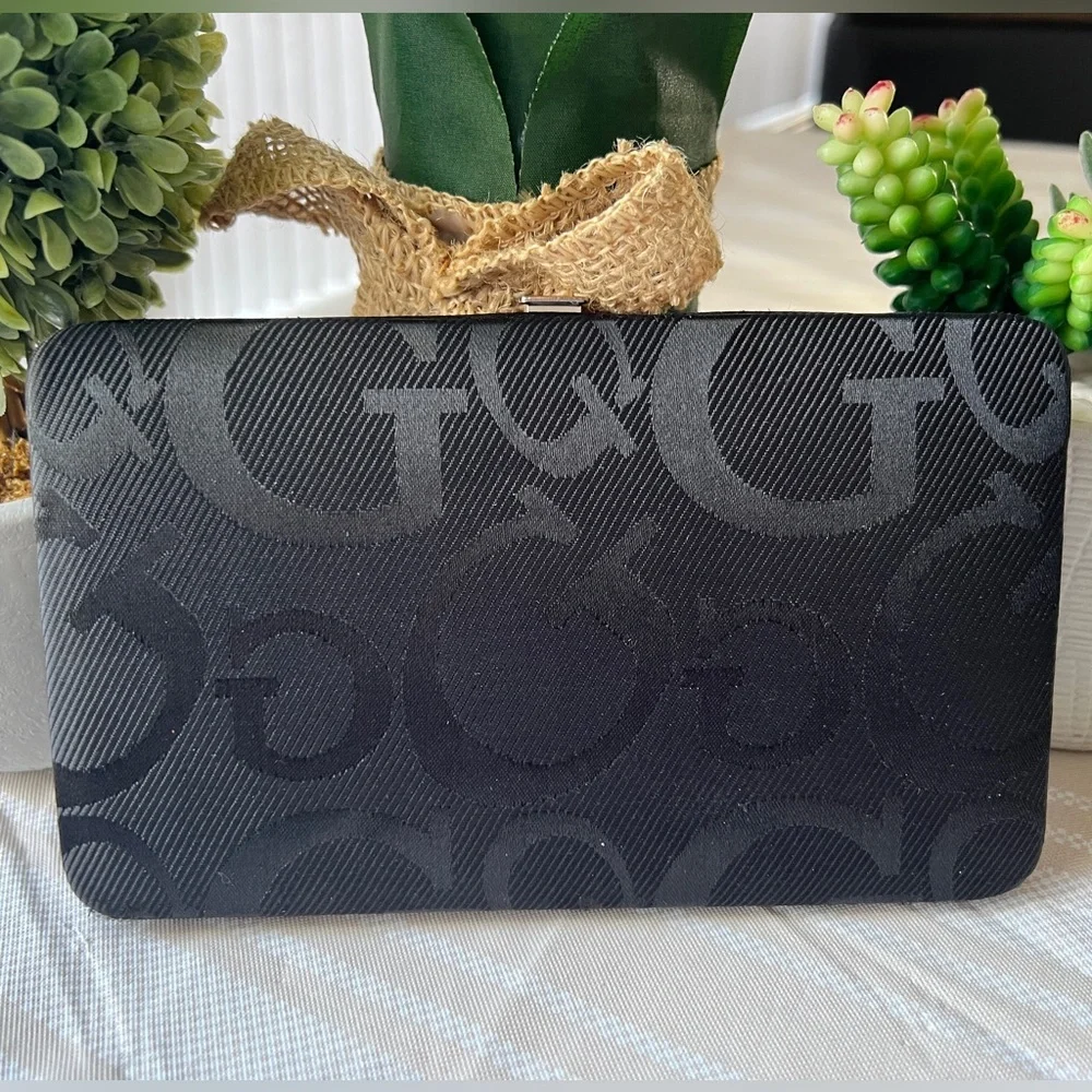 🌸4/$25 Black “G” snap wallet/clutch